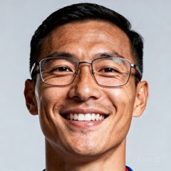 一位戴眼镜的男性球迷头像，背景是浅灰色，表情自然微笑